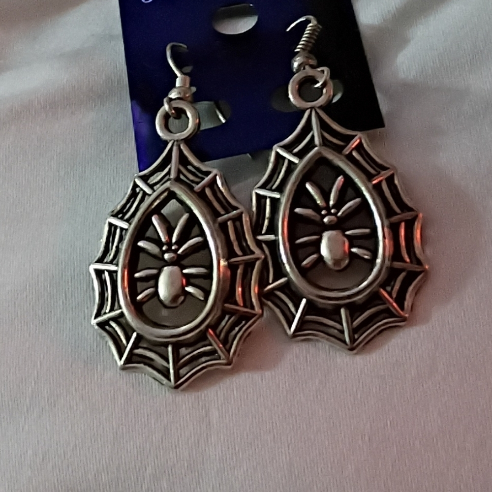 NWT Spider Web Silver tone Earrings Halloween Arachnid Goth Arachne Aranea